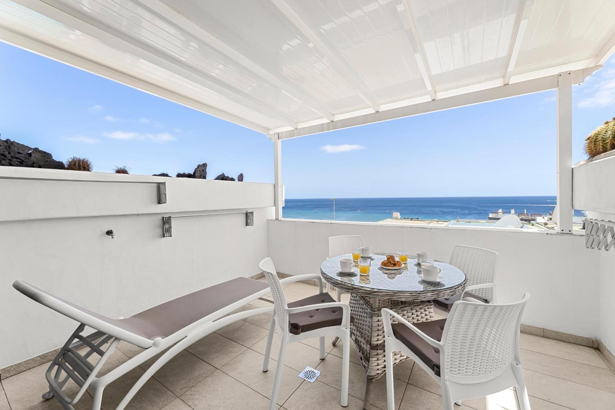 Stunning 2 Bedroom Duplex Close To Main Beach With Seaviews Puerto del Carmen  Buitenkant foto